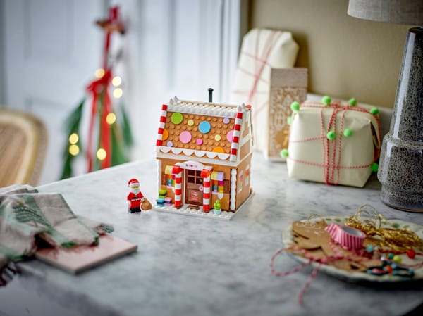 Festive Gingerbread House — 9