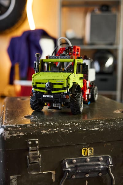 Mercedes-Benz Unimog U 5023 with Crane — 12