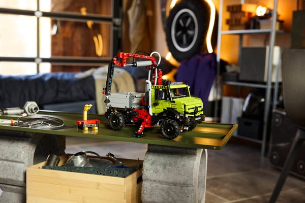 Mercedes-Benz Unimog U 5023 with Crane — 13