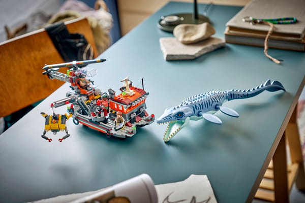 Mosasaurus Dinosaur Boat Attack — 10